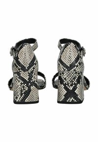 Sandali con tacco alto in pelle di serpente, caratterizzati da una combinazione di tonalità nere e grigie, cinturino alla caviglia e design con tacco a blocco.