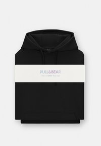Črna kapuca z sprednjim kenguru žepom, kapuco s vrvico in belim trakom z napisom "PULL&BEAR" ter besedilom "Dva sta boljša kot en".