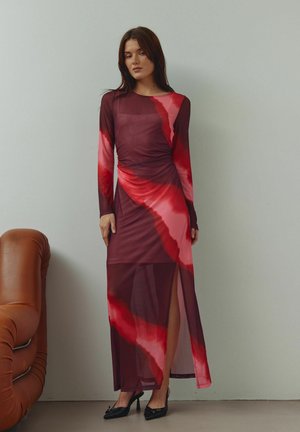 Pikad varrukad, punane ja burgundia värvi kleit läbipaistva kattega, millel on küljetõmbe ja drapeeritud disain voolava silueti jaoks.