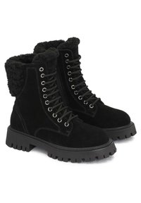 Botas negras hasta el tobillo de ante con un cuello forrado de fleece, cierre de cordones y una suela de goma gruesa con un patrón de tracción texturizado.