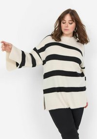 Gestreifter Pullover in Beige und Schwarz, aus weichem Stoff, mit lockerer Passform, übergroßen Glockenärmeln und seitlichen Schlitzen.