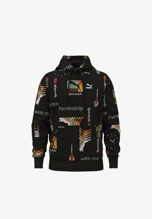 Sweat à capuche noir avec logos Puma colorés, phrases telles que "Sportstyle" et "Formstrip", et capuche à cordon, vue de face sur fond blanc.
