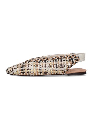 Scarpa slingback piatta con punta appuntita intrecciata con strisce bianche, nere, marroni e dorate e soletta marrone su sfondo bianco.