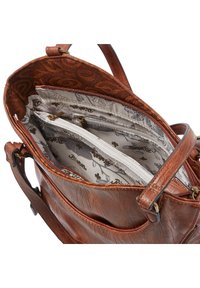 Bolso de mano de cuero marrón con un exterior texturizado, múltiples compartimentos, parte superior con cremallera y un forro de tela estampada. Correa de hombro ajustable.