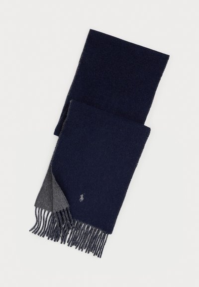 Sciarpa di lana blu navy con lato grigio, estremità frangiate e piccolo logo ricamato vicino a un bordo.