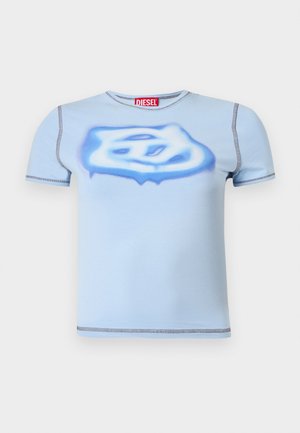 Világoskék rövid ujjú póló sötét varrással, az elején fehér és kék graffiti stílusú logóval, valamint a gallérrészen piros Diesel címkével.