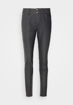 Fekete, slim fit nadrág sima anyagból. Két gombos záródással a dereknál és lapos elülső kialakítással rendelkezik.