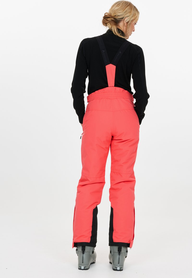 Roze skibroek met zwarte accenten, verstelbare banden en een taps toelopend ontwerp. Voorzien van ritszakken aan de zijkant en een flexibele tailleband.