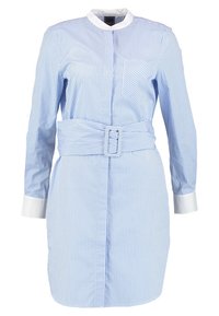 Blau gestreiftes Hemdkleid mit Druckknopf-Vorderseite, Kragen, langen Ärmeln, einer Brusttasche und einem passenden Gürtel um die Taille.