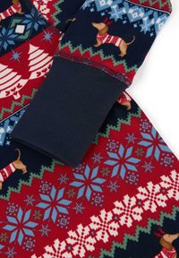 Tejido de patrón rojo y azul marino con copos de nieve, árboles de Navidad y dachshunds con suéteres. Los puños son de un azul marino sólido. Textura suave.