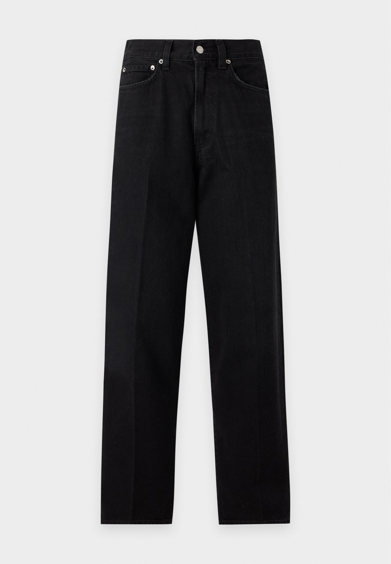 Jean noir à jambe droite avec fermeture avant par bouton et zip, modèle cinq poches et passants de ceinture sur fond blanc.