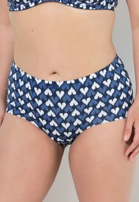 Vysoce pasové plavkové kalhotky s potiskem, které mají námořnické pozadí a bílé srdíčka. Vyrobené z elastického materiálu pro pohodlí.