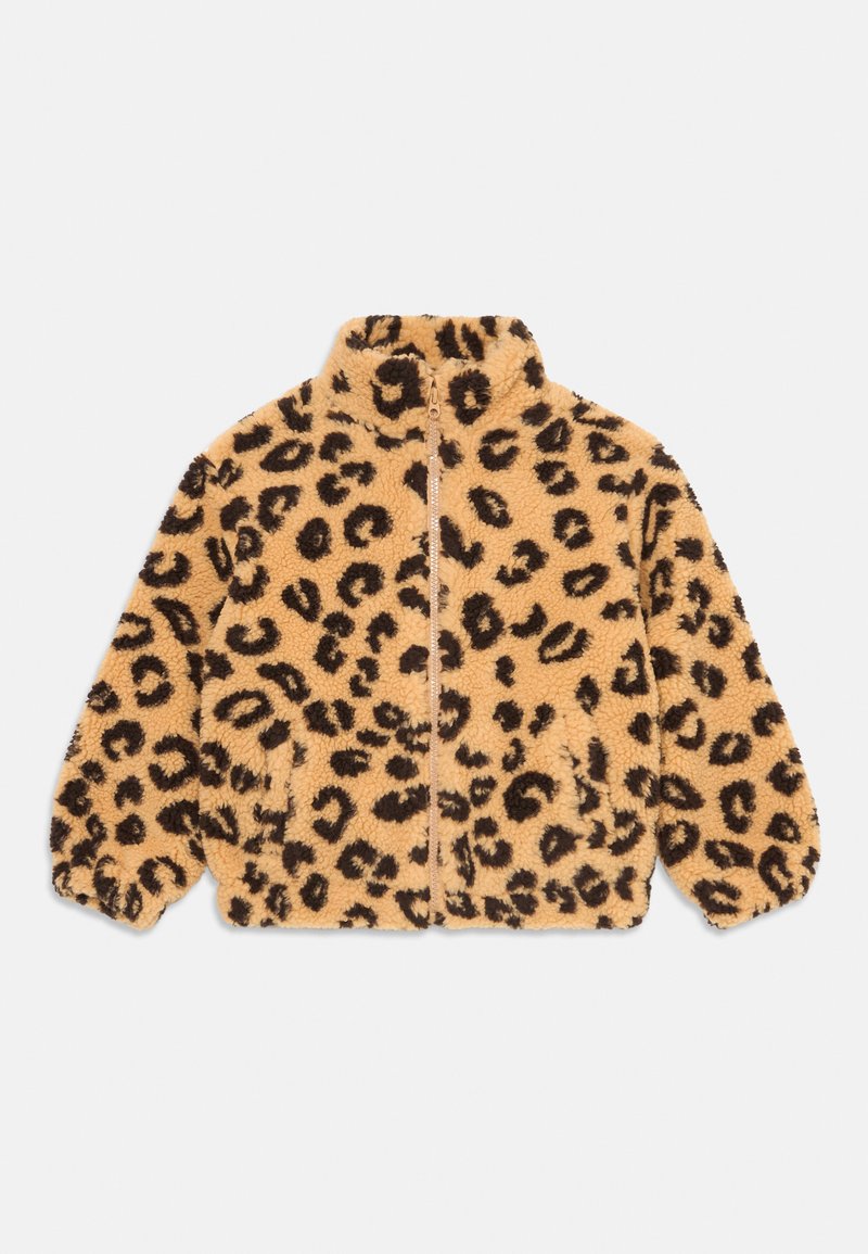 Giacca in pelliccia sintetica color nocciola con macchie nere a forma di leopardo. Presenta un colletto alto, chiusura a zip e polsini elasticizzati per una vestibilità aderente.