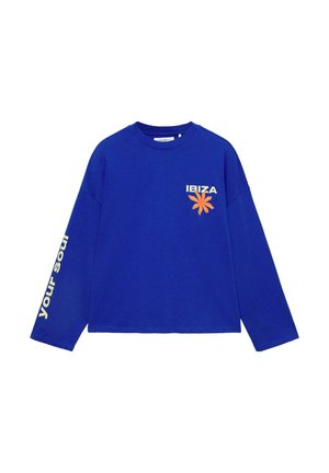 Kék hosszú ujjú ing "IBIZA" felirattal és narancssárga virággal az elején, valamint krémszínű "your soul" felirattal a bal ujjon.