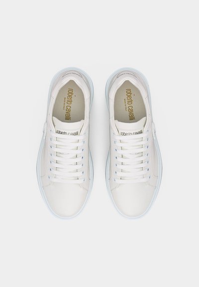 Ζευγάρι καθαρών λευκών δερμάτινων αθλητικών παπουτσιών με κορδόνια και γαλάζιο περίγραμμα στη σόλα, από ψηλά, με την επωνυμία Roberto Cavalli εσωτερικά.