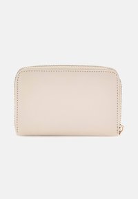 Portafoglio in pelle beige con una texture liscia, angoli arrotondati e chiusura con zip in tono oro. Presenta cuciture delicate lungo i bordi.
