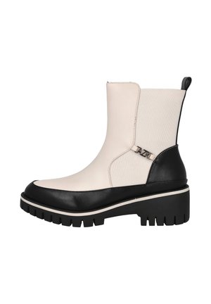Botines en blanco y negro con suela gruesa, que presentan un acabado suave, colores contrastantes y un pequeño acento metálico cerca del tobillo.