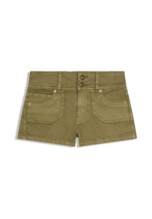 Rostlinně zelené džínové šortky se dvojitým knoflíkovým zapínáním, poutky na pásek a předními nášivkovými kapsami na bílém pozadí.