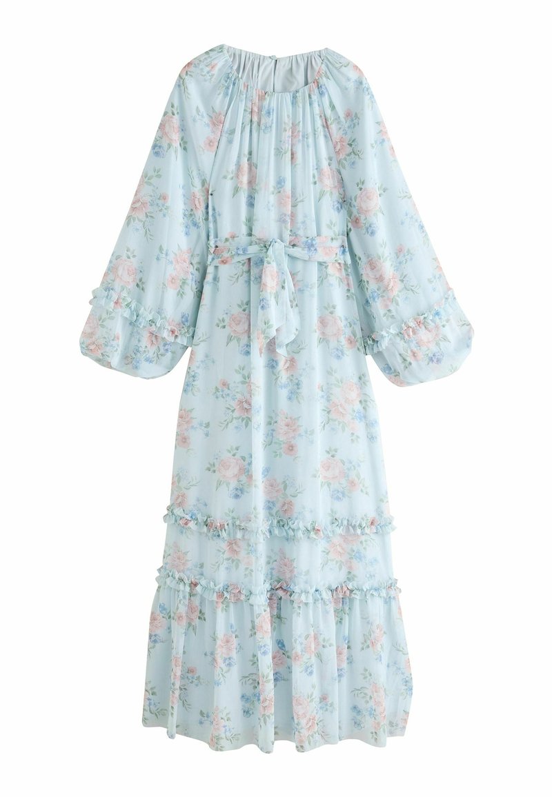Robe midi bleu clair avec imprimé floral rose et bleu, manches longues bouffantes, détails volantés et ceinture nouée à la taille.