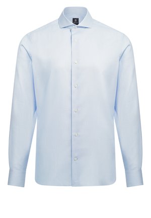 Chemise bleu clair à manches longues avec un motif à carreaux subtil, col classique et boutons blancs en tissu lisse.