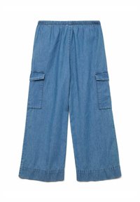 Pantalones anchos de mezclilla azul con cinturilla elástica y dos bolsillos laterales tipo cargo. La tela parece suave con un ligero brillo.