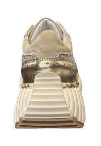 Beige suède sneaker met een metallic gouden accent, een gestructureerde zilveren streep en een gegroefd witte zool met een bruine basis.