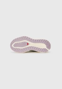 Sneakerzool met een gestructureerd loopvlakpatroon in paars en licht crème, met een centraal gedeelte dat rode en grijze accenten benadrukt.