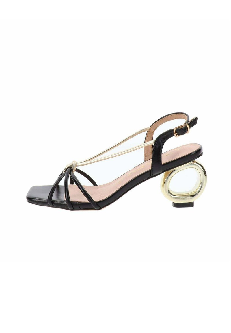 Sandal in pelle nera con punta quadrata, tacco circolare color oro e cinturini sottili. Presenta un design annodato nella parte anteriore.