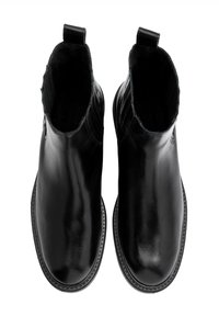 Czarne skórzane botki za kostkę o gładkim wykończeniu, z elastycznymi panelami po bokach, uchwytami do zakładania oraz kontrastującymi przeszyciami wzdłuż podeszwy.