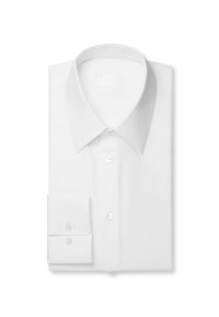 Camicia bianca piegata con colletto appuntito e polsini abbottonati su sfondo bianco uniforme.