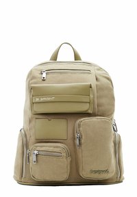 Béžový plátěný batoh s několika kapsami na zip, včetně kapsy pod klopou na přední straně. Obsahuje nápis "Buď jiný" a značkové detaily.