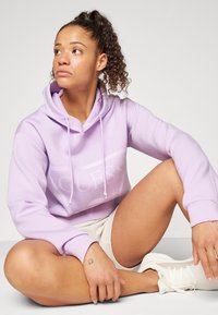 Guess NEW ALISA - Mikina s kapucí - lilac forever