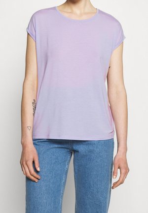 T-Shirt lavanda chiaro realizzato in morbido tessuto, con maniche corte arrotolate, scollatura rotonda e vestibilità morbida. Indossato con jeans blu.