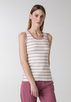 Stribet ærmeløs tanktop i creme med lyserøde striber, der har en ribbet tekstur og en rund halsudskæring. Sammen med lyserøde linnedbukser.