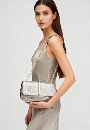 Borsa in pelle argentata con motivo in rilievo, dettagli in oro e tracolla a catena. Presenta una chiusura a patta e dettaglio con logo.