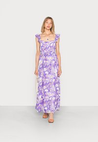 Vestido maxi floral roxo com mangas curtas e franzidas, cintura ajustada e saia fluida, feito de tecido leve. Acentuado com um cinto.