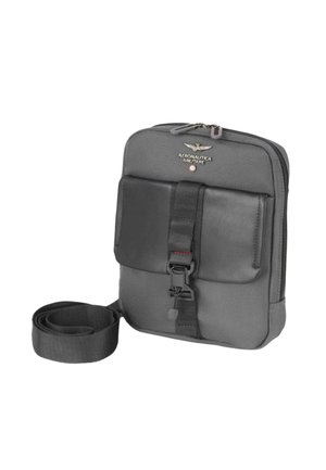 Borsa a tracolla compatta grigia con patta anteriore in pelle nera fissata con fibbia, logo Aeronautica Militare e tracolla regolabile arrotolata accanto.