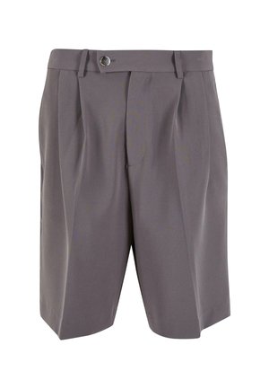 Pantalones cortos grises con pliegues, hechos de un tejido suave, que presentan un cierre frontal con botones y lazos para cinturón, con piernas rectas y sin adornos adicionales.