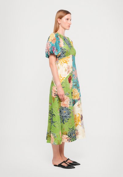 Abito a patchwork floreale in verde, blu e crema. Maniche a palloncino corte, lunghezza fino al ginocchio, con intricati motivi floreali e una vestibilità rilassata.