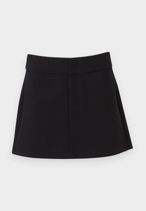 Černá sukně s přiléhavým pasem, sklady a skrytými bočními kapsami. Vyrobena z lehké tkaniny s hladkým povrchem.