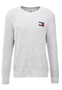 Grauer Strickpullover mit Rundhalsausschnitt, gerippten Bündchen und Saum, versehen mit einem kleinen roten, weißen und blauen Tommy Jeans Logo auf der Brust.