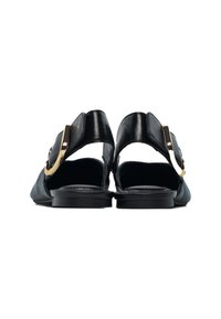 Sandali in pelle nera con suola piatta bassa, dotati di un retro aperto, una fascia larga e un accento in oro sulla parte esterna.