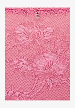 Rosa florale Spitzenstoff mit aufwändiger Stickerei und einer kleinen klaren Schlaufe, die nahe der oberen Mitte angebracht ist.