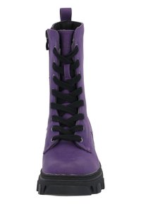 Fioletowy skórzany botek za kostkę z czarnymi sznurowadłami, przednim zamkiem, okrągłym noskiem i teksturowaną podeszwą. Ma uchwyt przy pięcie ułatwiający zakładanie.