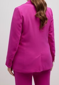 Ljusrosa kavaj med en skräddarsydd passform, med en enkel slits bak och fyra knappar på varje manschett. Slät tygtextur.