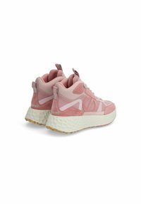 Roze sneakers van suede en mesh materialen, ronde vorm, textuur witte zool en subtiele branding op de hiel en tong.