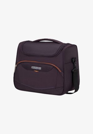 Compatta borsa da viaggio nera American Tourister con cerniera frontale con accenti arancioni, manico superiore e tracolla regolabile.