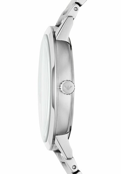 Schlanke silberne Armbanduhr Seitenansicht zeigt Krone mit eingraviertem Logo und Metallgliederarmband vor weißem Hintergrund.