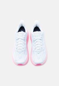 Ζευγάρι λευκών αθλητικών παπουτσιών με επάνω μέρος από πλέγμα και ροζ σόλες, φαίνονται από πάνω σε απλό ανοιχτό φόντο.