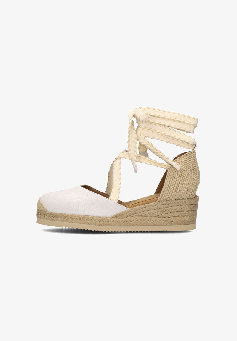 Witte leren espadrille-wedge met gevlochten, gestructureerde enkelbandjes en een met jute omhulde middenzool, met een ronde teenontwerp en een beige rubberen zool.